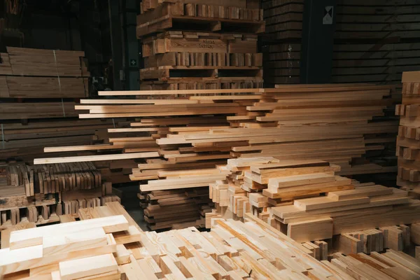 Legname di pino segato lavorato in un'officina edile. Concetto di legno impilato piegato.San Pietroburgo, luglio 2020 Fotografia Stock