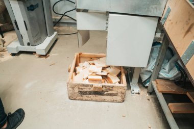 Yeni ahşap parmaklıkları kereste deposunda makineye katla. Taze tahtalar.