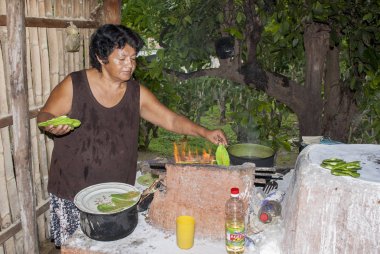 Eski Meksika Lady yemek inciri kaktüs geleneksel şekilde - geleneksel gıda - 24 Eylül 2013 - Huatulco - Meksika