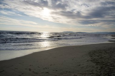 Güzel yaz günbatımı İtalya plaj. Akdeniz - Lucca eyaletinin - Provincia di Lucca - İtalya