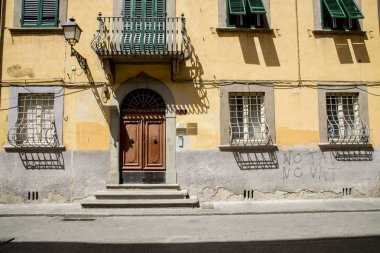 Pisa, İtalya - 16 Temmuz 2017: yol Pisa eski şehir. Pisa, leaning tower için dünya çapında bilinen ve çok tarihi binaları şehir - seyahat hedef