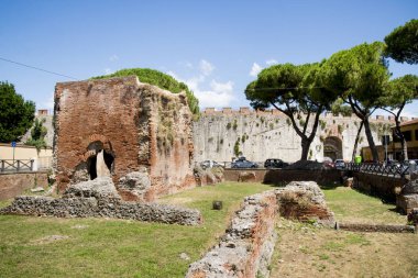 Nero banyo Pisa'da mahveder. Nero banyoları (İtalyanca - Bagni di Yataklı) Porta Pisa, sonra Roma şehir Colonia Pisana Lucca yakınındaki bir arkeolojik site vardır. -Seyahat hedef