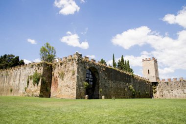 Yeni şehir surları, 1156 Konsül Cocco Griffi tarafından dikilmiş. Alan, mucizeler Campo dei Miracoli duvarların arkasında vaftizhane St John Battistero Pisa, Toskana, İtalya için yanında. Avrupa seyahat hedef