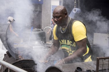 Jamaika Şef pişirme pislik tavuk - yemek Street Market okuma, İngiltere - June2, 2018