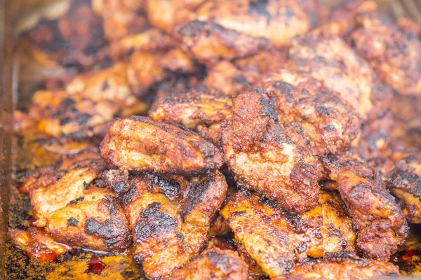 Baharatlı Izgara Jerk Tavuk Barbekü - Jamaika - gıda sokak pazar yerel pişirme tarzı üzerinde