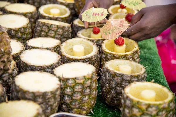 パイナップル 夏食品通り市場にて 新鮮な熱帯ピニャコラーダ カクテル — ストック写真