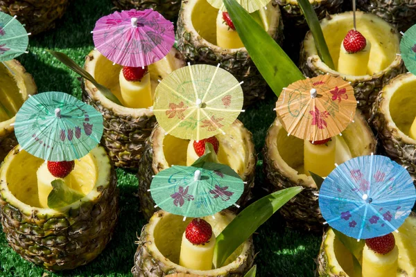Verse Tropische Pina Colada Cocktail Geserveerd Een Ananas Zomer Voedsel — Stockfoto
