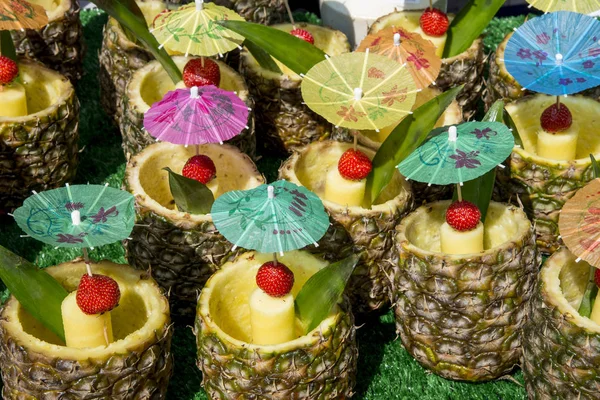 Verse Tropische Pina Colada Cocktail Geserveerd Een Ananas Zomer Voedsel — Stockfoto