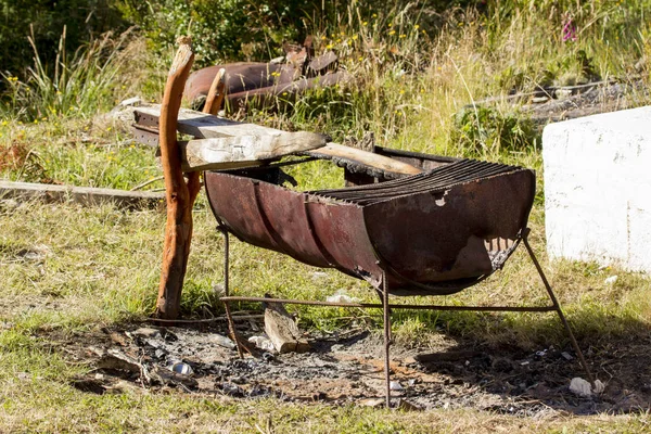 Eski Namlu Barbekü Paslı Vintage Yarım Namlu Barbekü — Stok fotoğraf