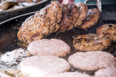 Taze ev yapımı hamburger - ood Street Market okuma, İngiltere - Haziran, 2018 ızgara.