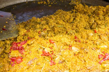 Paella bir Valensiya (İspanya) pirinç - gıda Street Market okuma, İngiltere - Haziran 2018 yemektir