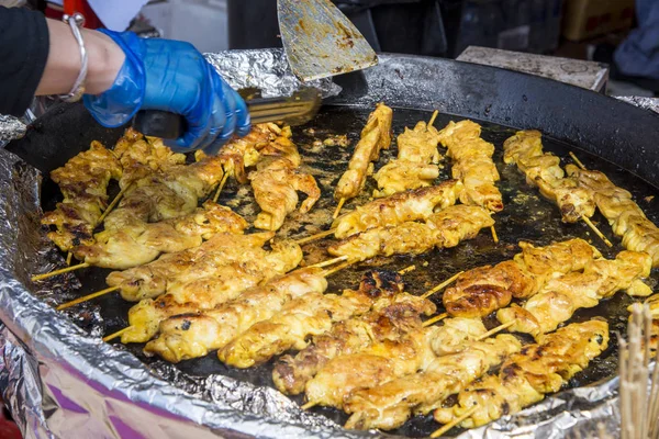 粘着アジア焼き鳥 食品街市場 2018 イギリス レディング — ストック写真