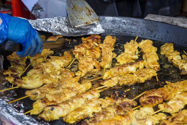 粘着アジア焼き鳥 食品街市場 2018 イギリス レディング — ストック写真