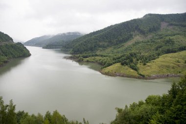 Siriu Gölü. Birikimi Gölü Siriu - Buzau County, Romanya görünümünü. Seyahat hedef