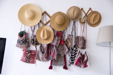 Romence geleneksel şapka ve çanta. Geleneksel hediyeler - Paskalya Avrupa seyahat hedef yapılmış