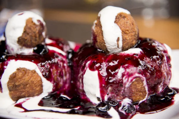 Papanasi Een Traditionele Roemeense Dessert Taart Bestaat Uit Drie Donuts — Stockfoto