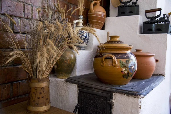 ブザウ ルーマニアの伝統的なルーマニア土器ルーマニアは 伝統的陶磁器手で — ストック写真