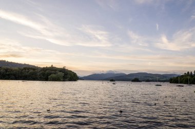 Bowness-on-Windermere, İngiltere - 4 Ağustos 2018: Panoramik güneş batar Lake Windermere içinde