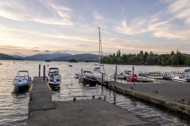 Bowness-on-Windermere, İngiltere - 4 Ağustos 2018: Panoramik güneş batar Lake Windermere içinde olarak Moored Yatlar