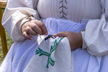 Yaşlı kadın dikiş açık - el yapımı geleneksel