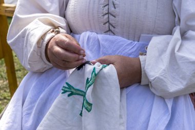 Yaşlı kadın dikiş açık - el yapımı geleneksel