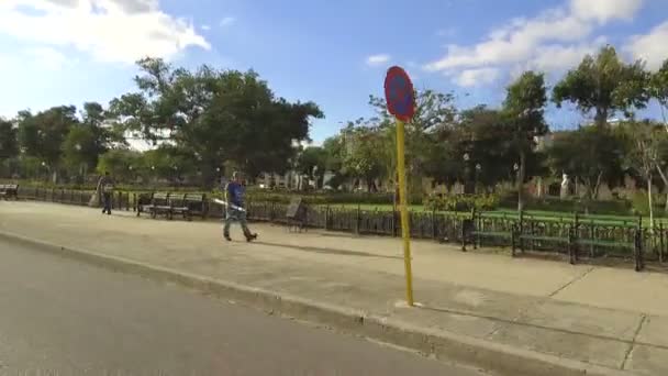 Havanna Gatorna Med Ljusa Färger Och Kubanska Livsstil Solig Dag — Stockvideo