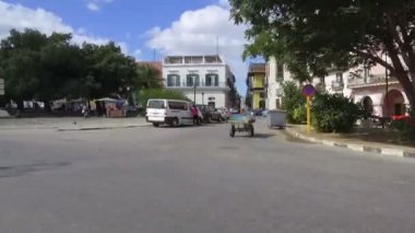 Parlak renkler ve güneşli gün - Havana - Küba - 30 Ekim 2018 yılında Küba yaşam tarzı olan Havana sokak