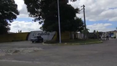 Parlak renkler ve güneşli gün - Havana - Küba - 30 Ekim 2018 yılında Küba yaşam tarzı olan Havana sokak