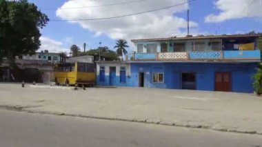 Parlak renkler ve güneşli gün - Havana - Küba - 30 Ekim 2018 yılında Küba yaşam tarzı olan Havana sokak