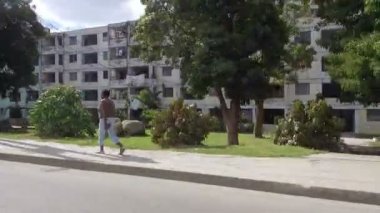 Parlak renkler ve güneşli gün - Havana - Küba - 30 Ekim 2018 yılında Küba yaşam tarzı olan Havana sokak