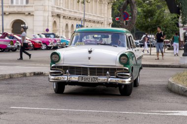 Süslü eski arabalar - Editöryel görüntü - Havana, Küba. Renkli klasik 1950'li yıllarda otomobil. Havana, Küba'da 30 Ekim 2018 fotoğraf