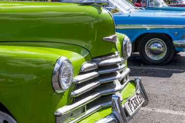 Süslü eski arabalar - Editöryel görüntü - Havana, Küba. Renkli klasik 1950'li yıllarda otomobil. Havana, Küba'da 30 Ekim 2018 fotoğraf