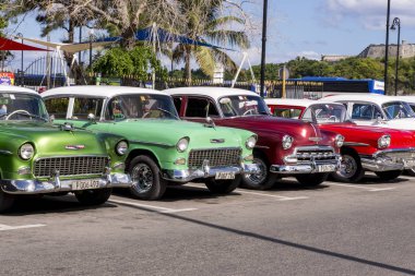 Süslü eski arabalar - Editöryel görüntü - Havana, Küba. Renkli klasik 1950'li yıllarda otomobil. Havana, Küba'da 30 Ekim 2018 fotoğraf