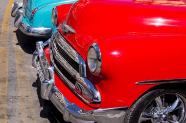 Süslü eski arabalar - Editöryel görüntü - Havana, Küba. Renkli klasik 1950'li yıllarda otomobil. Havana, Küba'da 30 Ekim 2018 fotoğraf