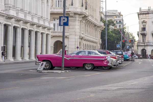 Tjusiga Gamla Bilar Redaktionell Bild Havanna Kuba Färgglada Klassiska 1950 — Stockfoto