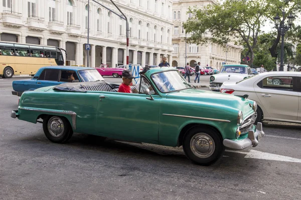 Schicke Alte Autos Bild Der Redaktion Havana Kuba Bunte Oldtimer — Stockfoto