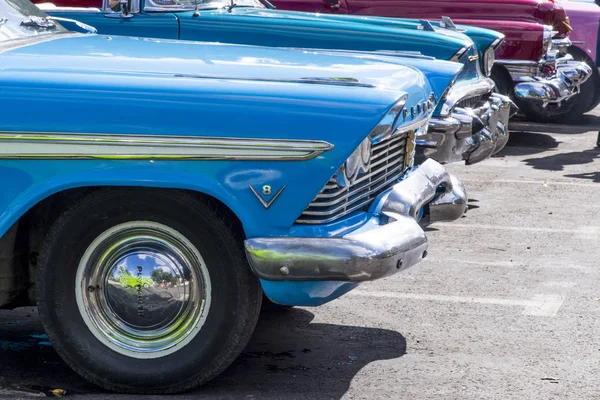 Fantazyjne Stare Samochody Zdjęcie Redakcyjne Hawana Kuba Kolorowe 1950 Klasyczne — Zdjęcie stockowe