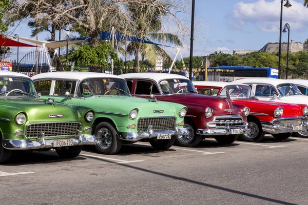 Fantazyjne Stare Samochody Zdjęcie Redakcyjne Hawana Kuba Kolorowe 1950 Klasyczne — Zdjęcie stockowe
