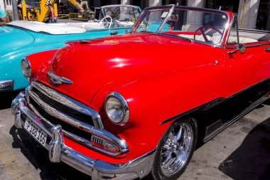 Süslü eski arabalar - Editöryel görüntü - Havana, Küba. Renkli klasik 1950'li yıllarda otomobil. Havana, Küba'da 30 Ekim 2018 fotoğraf