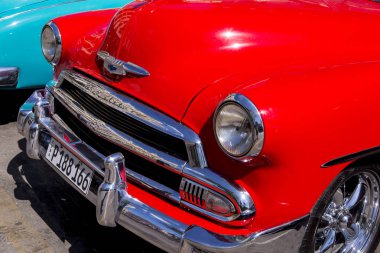 Süslü eski arabalar - Editöryel görüntü - Havana, Küba. Renkli klasik 1950'li yıllarda otomobil. Havana, Küba'da 30 Ekim 2018 fotoğraf