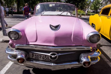 Süslü eski arabalar - Editöryel görüntü - Havana, Küba. Renkli klasik 1950'li yıllarda otomobil. Havana, Küba'da 30 Ekim 2018 fotoğraf