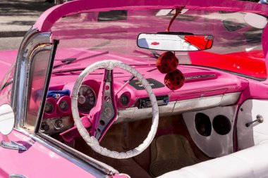 Süslü eski arabalar - Editöryel görüntü - Havana, Küba. Renkli klasik 1950'li yıllarda otomobil. Havana, Küba'da 30 Ekim 2018 fotoğraf