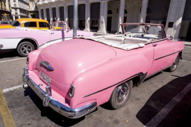 Süslü eski arabalar - Editöryel görüntü - Havana, Küba. Renkli klasik 1950'li yıllarda otomobil. Havana, Küba'da 30 Ekim 2018 fotoğraf