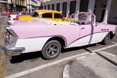 Süslü eski arabalar - Editöryel görüntü - Havana, Küba. Renkli klasik 1950'li yıllarda otomobil. Havana, Küba'da 30 Ekim 2018 fotoğraf