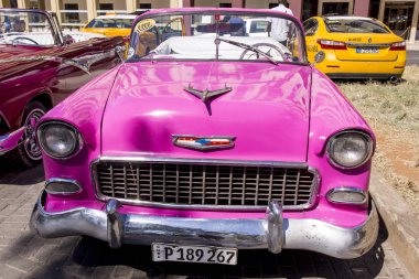 Süslü eski arabalar - Editöryel görüntü - Havana, Küba. Renkli klasik 1950'li yıllarda otomobil. Havana, Küba'da 30 Ekim 2018 fotoğraf