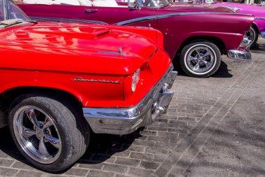 Süslü eski arabalar - Editöryel görüntü - Havana, Küba. Renkli klasik 1950'li yıllarda otomobil. Havana, Küba'da 30 Ekim 2018 fotoğraf