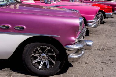 Süslü eski arabalar - Editöryel görüntü - Havana, Küba. Renkli klasik 1950'li yıllarda otomobil. Havana, Küba'da 30 Ekim 2018 fotoğraf