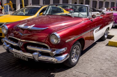 Süslü eski arabalar - Editöryel görüntü - Havana, Küba. Renkli klasik 1950'li yıllarda otomobil. Havana, Küba'da 30 Ekim 2018 fotoğraf