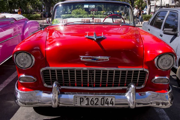 Süslü eski arabalar - Editöryel görüntü - Havana, Küba. Renkli klasik 1950'li yıllarda otomobil. Havana, Küba'da 30 Ekim 2018 fotoğraf