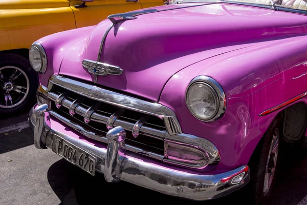 Süslü eski arabalar - Editöryel görüntü - Havana, Küba. Renkli klasik 1950'li yıllarda otomobil. Havana, Küba'da 30 Ekim 2018 fotoğraf